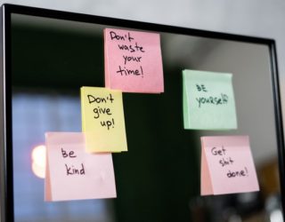 Post-its on monitor