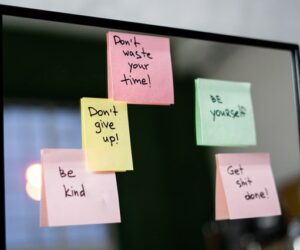 Post-its on monitor